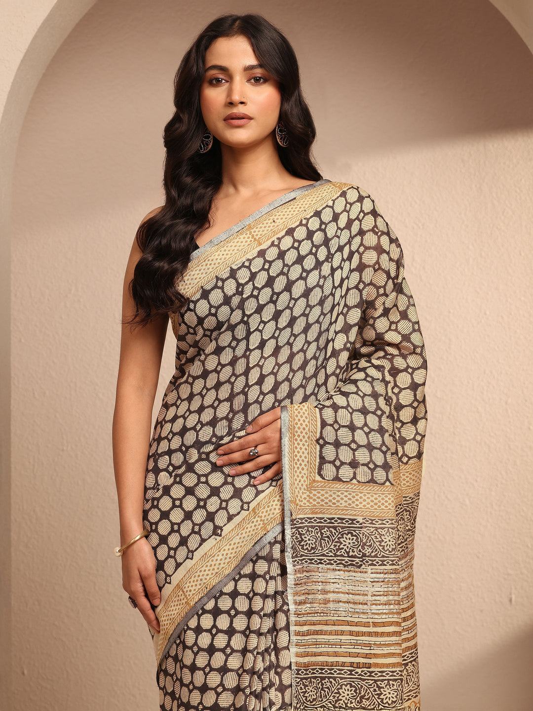 Black Geometric Printed Cotton Saree With Unstitched Blouse Piece