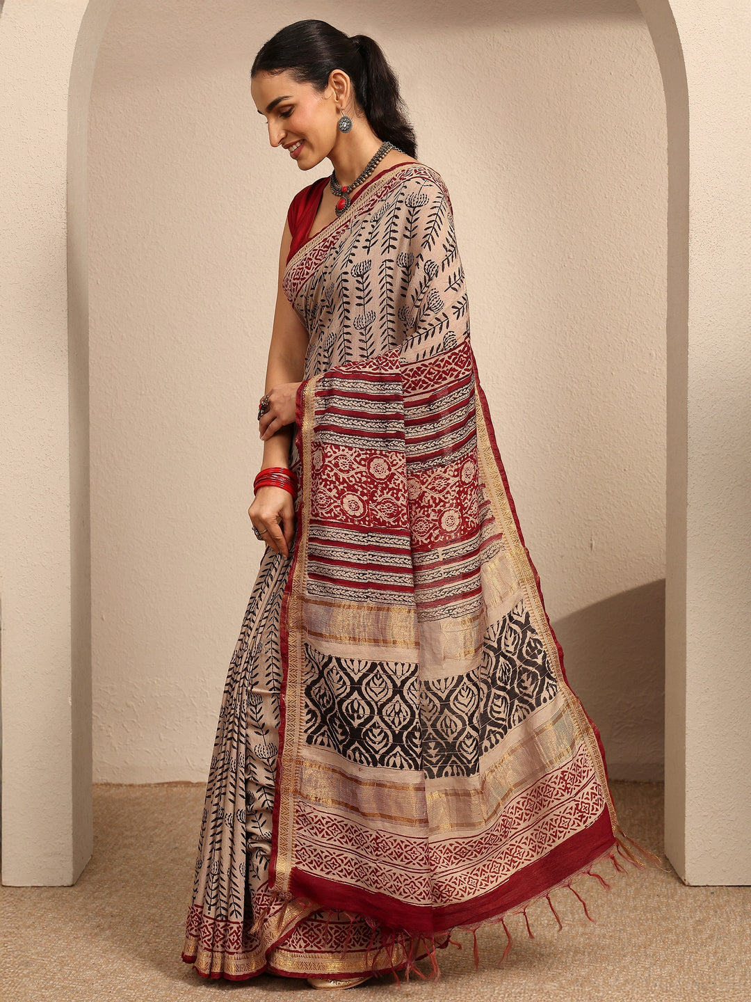 Beige Printed Cotton Saree With Unstitched Blouse Piece