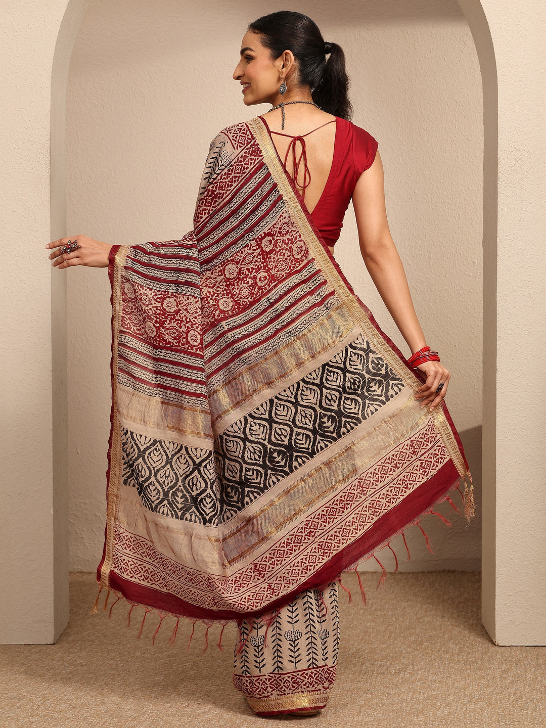 Beige Printed Cotton Saree With Unstitched Blouse Piece