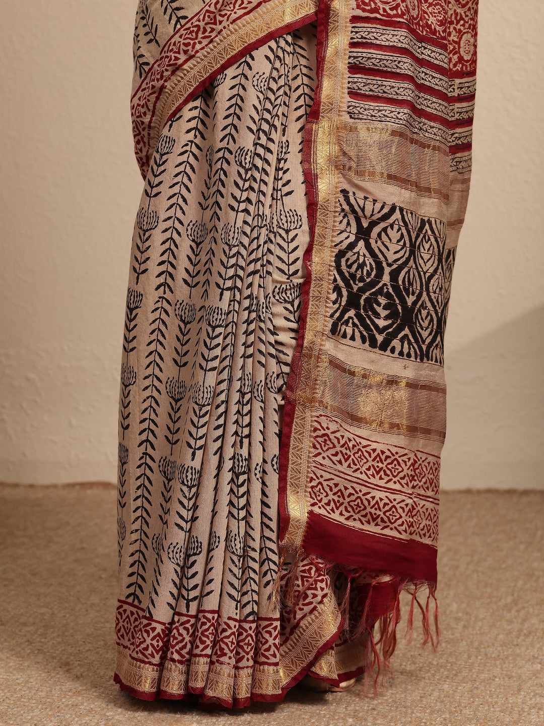 Beige Printed Cotton Saree With Unstitched Blouse Piece