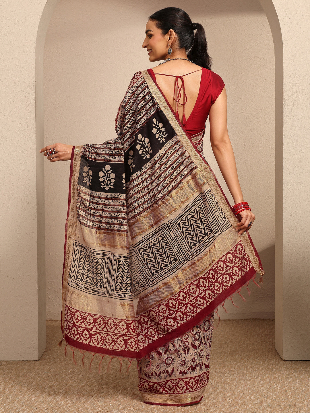 Beige Printed Cotton Saree With Unstitched Blouse Piece
