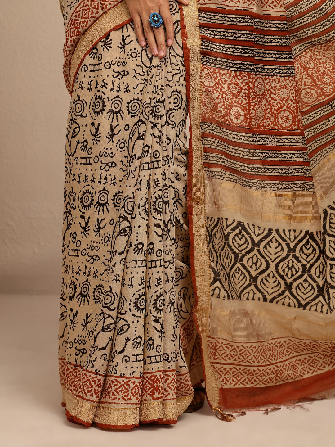 Beige Tribal Printed Cotton Saree With Unstitched Blouse Piece