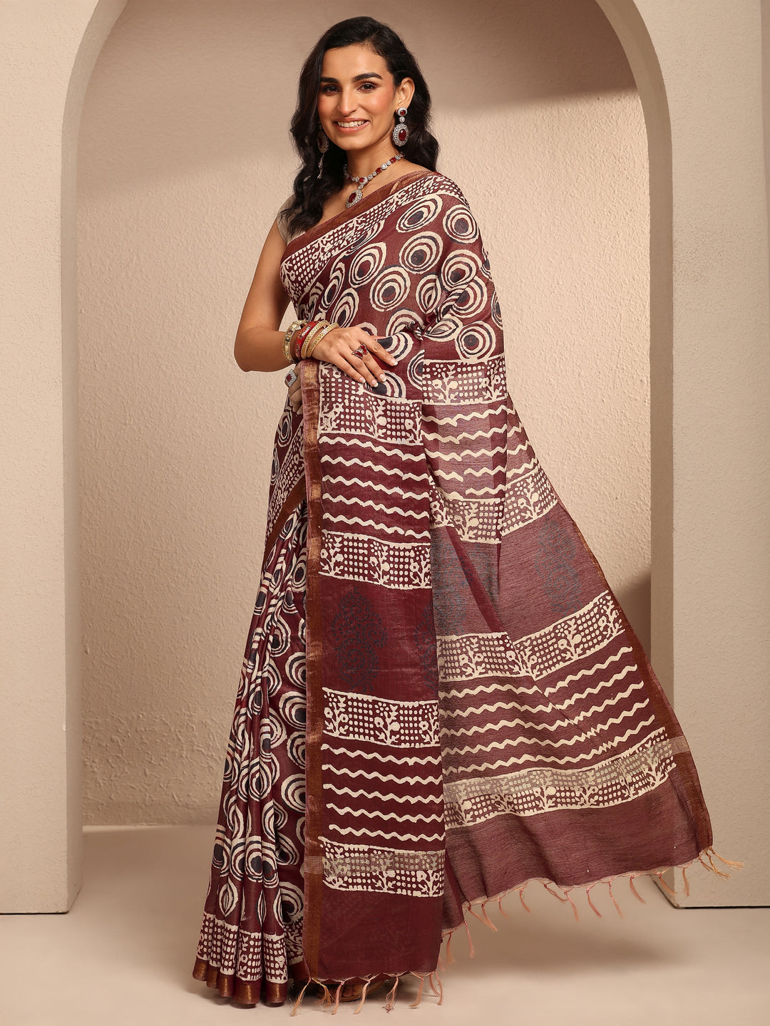 Maroon Geometric Printed Cotton Saree With Unstitched Blouse Piece