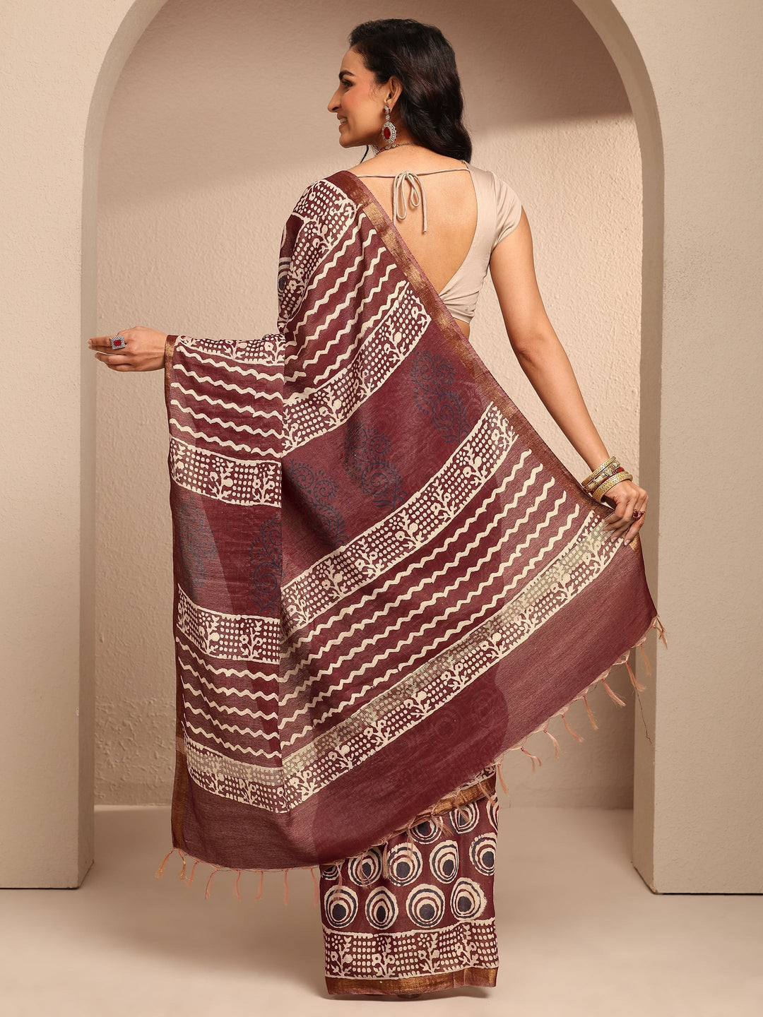 Maroon Geometric Printed Cotton Saree With Unstitched Blouse Piece