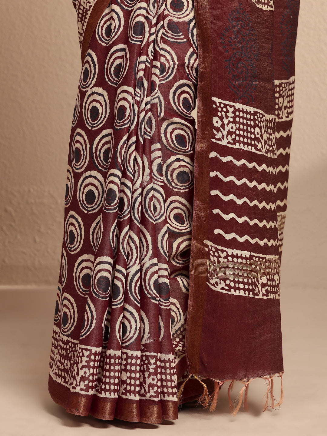 Maroon Geometric Printed Cotton Saree With Unstitched Blouse Piece