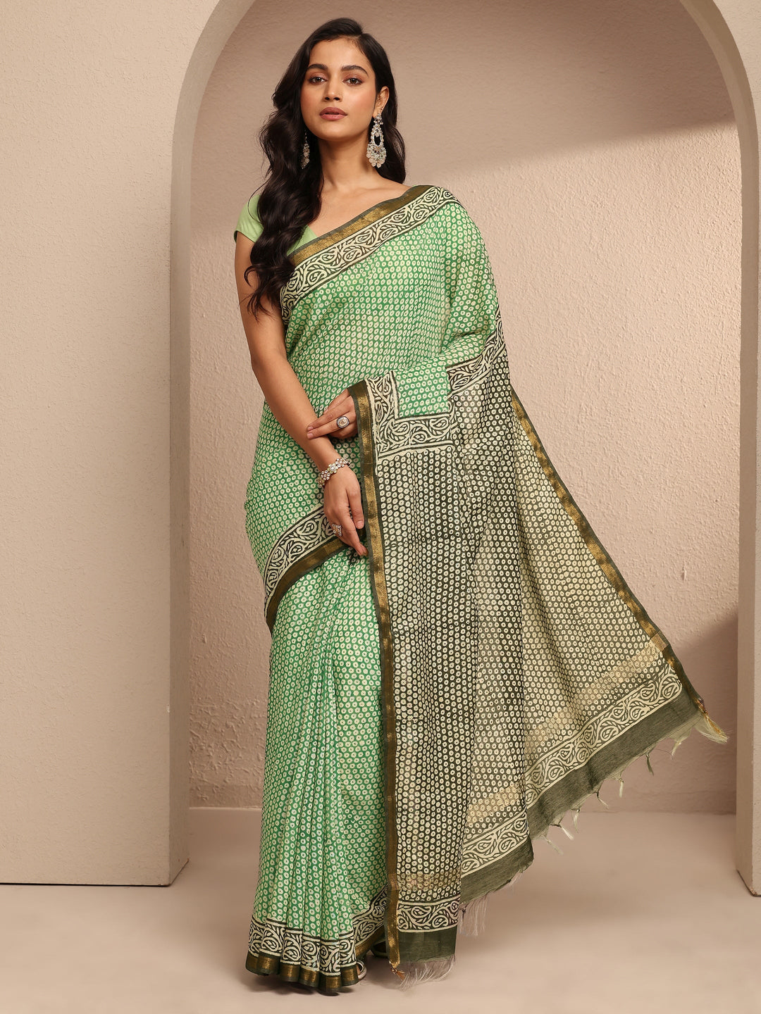 Green Geometric Printed Cotton Saree With Unstitched Blouse Piece