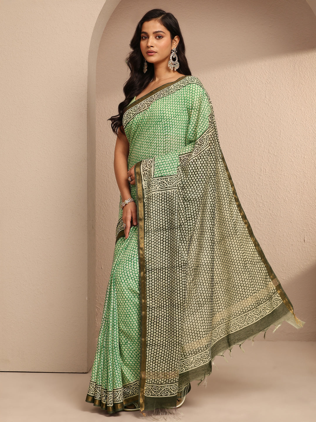 Green Geometric Printed Cotton Saree With Unstitched Blouse Piece