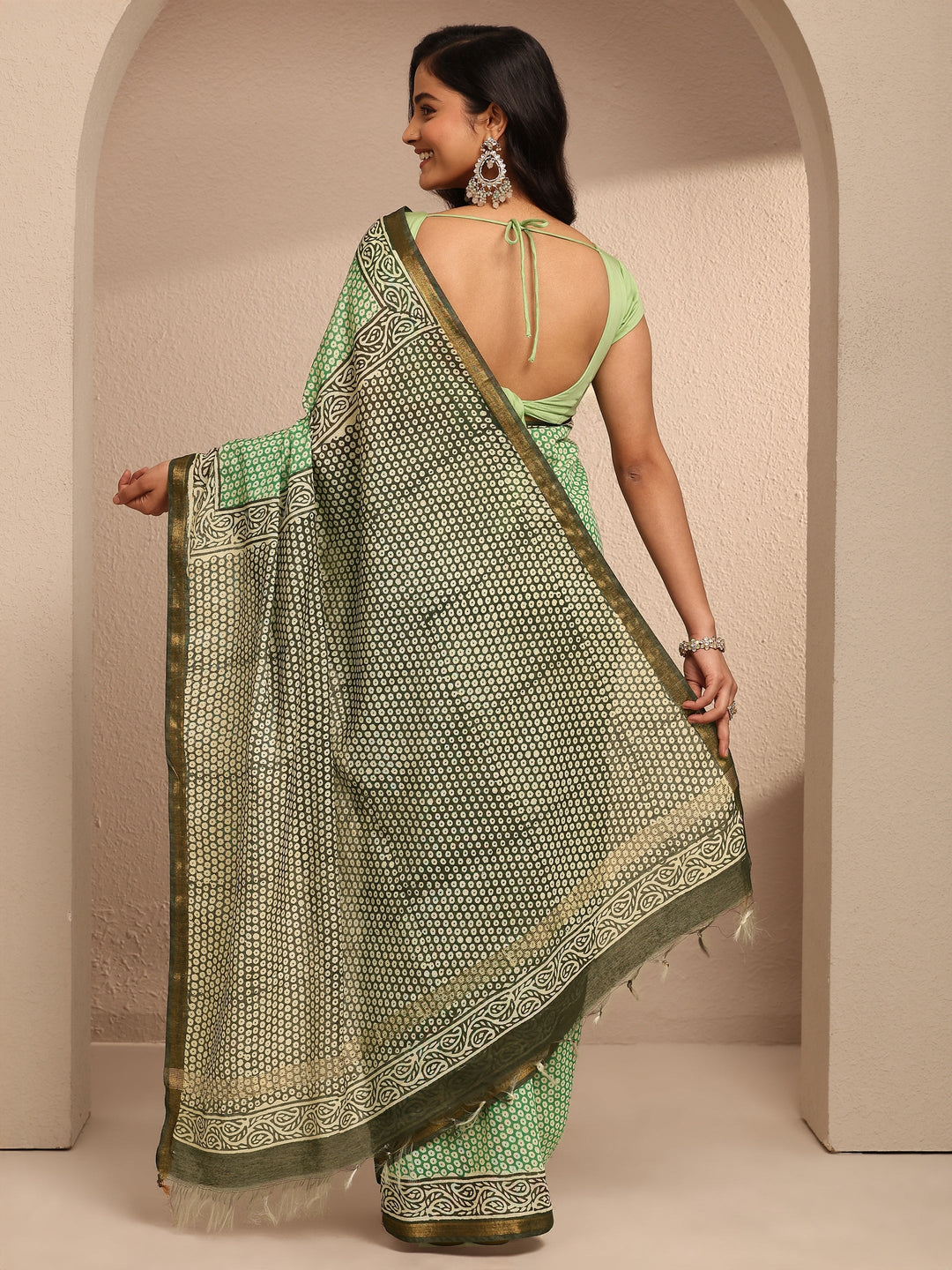 Green Geometric Printed Cotton Saree With Unstitched Blouse Piece