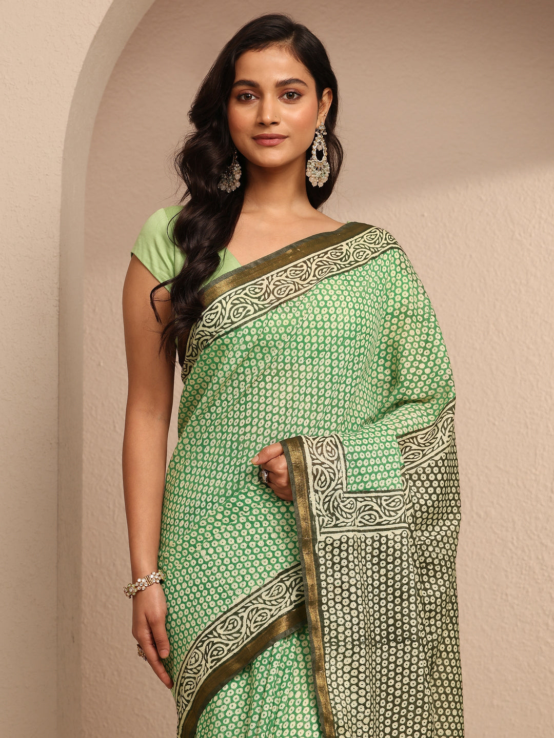 Green Geometric Printed Cotton Saree With Unstitched Blouse Piece