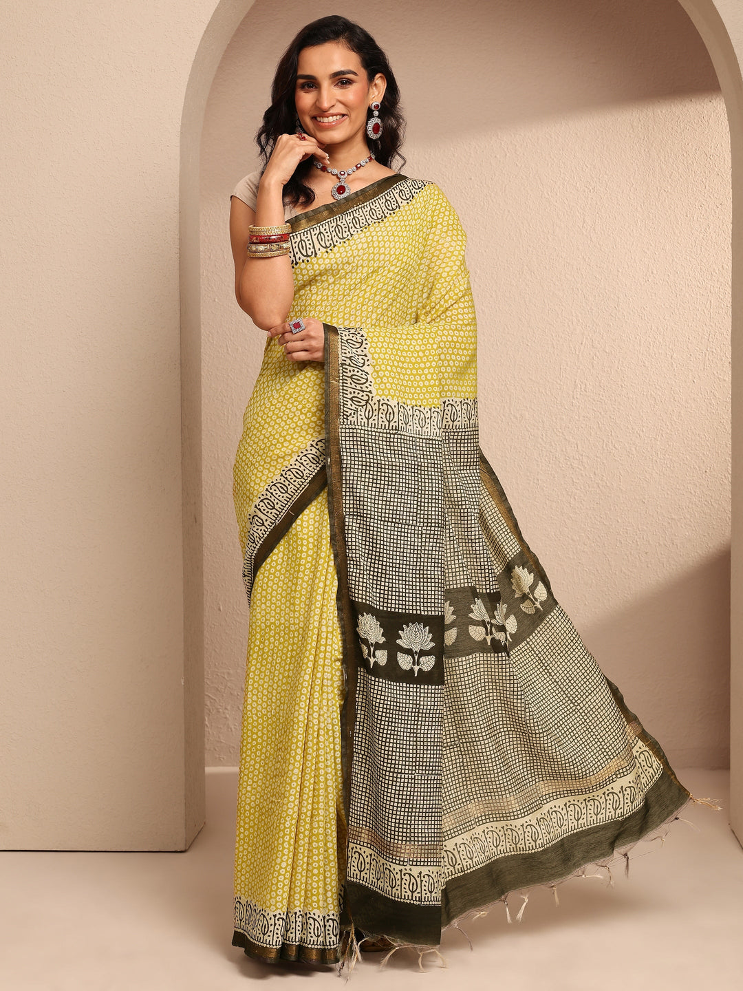 Yellow Geometric Printed Cotton Saree With Unstitched Blouse Piece