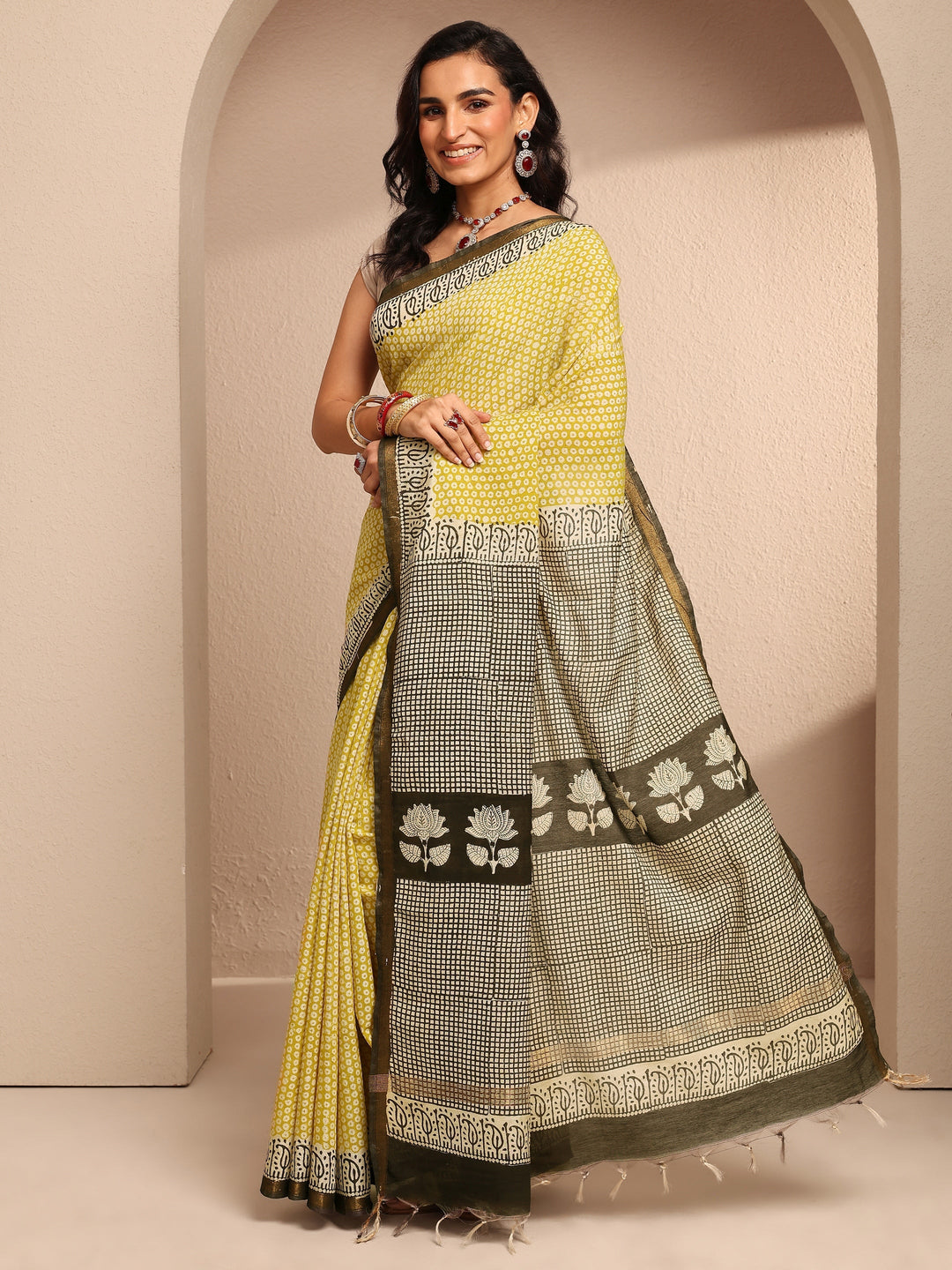 Yellow Geometric Printed Cotton Saree With Unstitched Blouse Piece