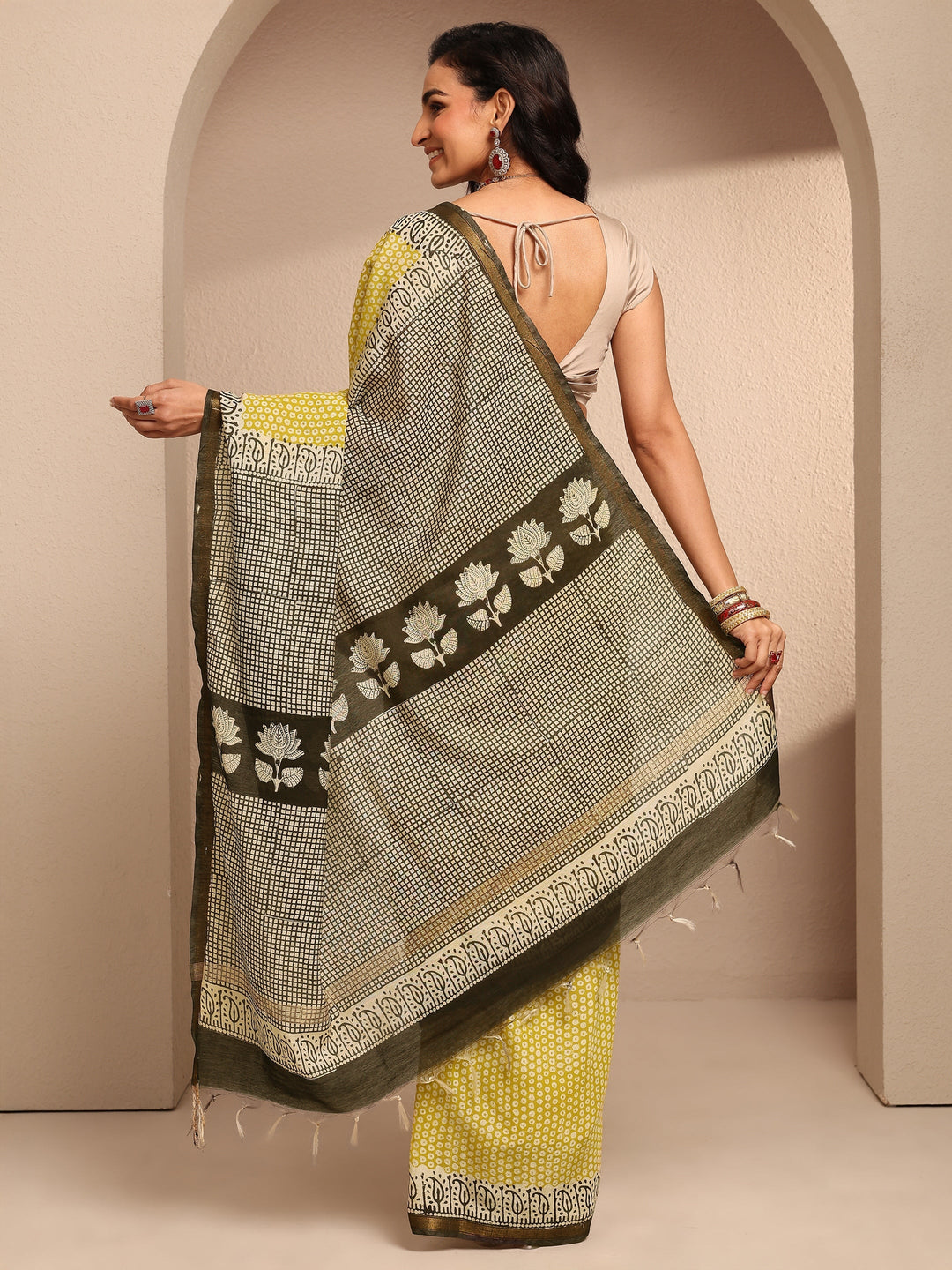 Yellow Geometric Printed Cotton Saree With Unstitched Blouse Piece