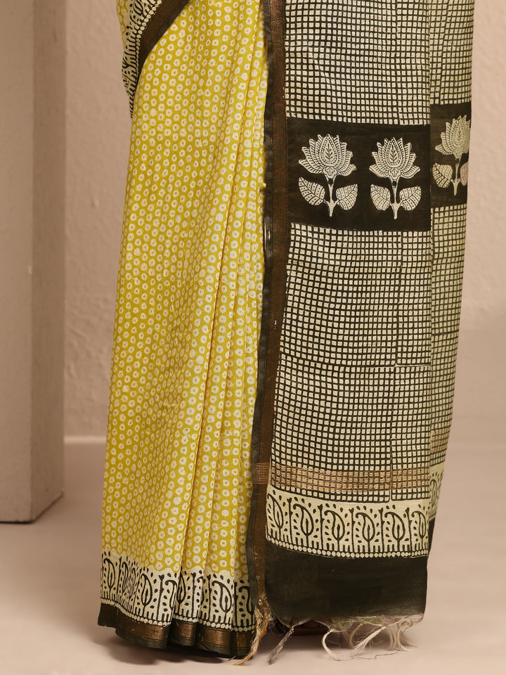 Yellow Geometric Printed Cotton Saree With Unstitched Blouse Piece