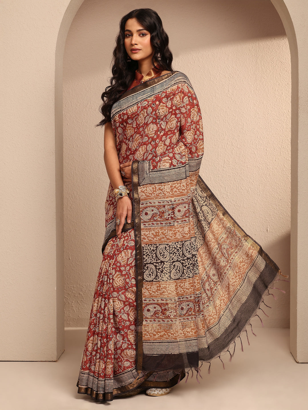 Red Printed Cotton Saree With Unstitched Blouse Piece