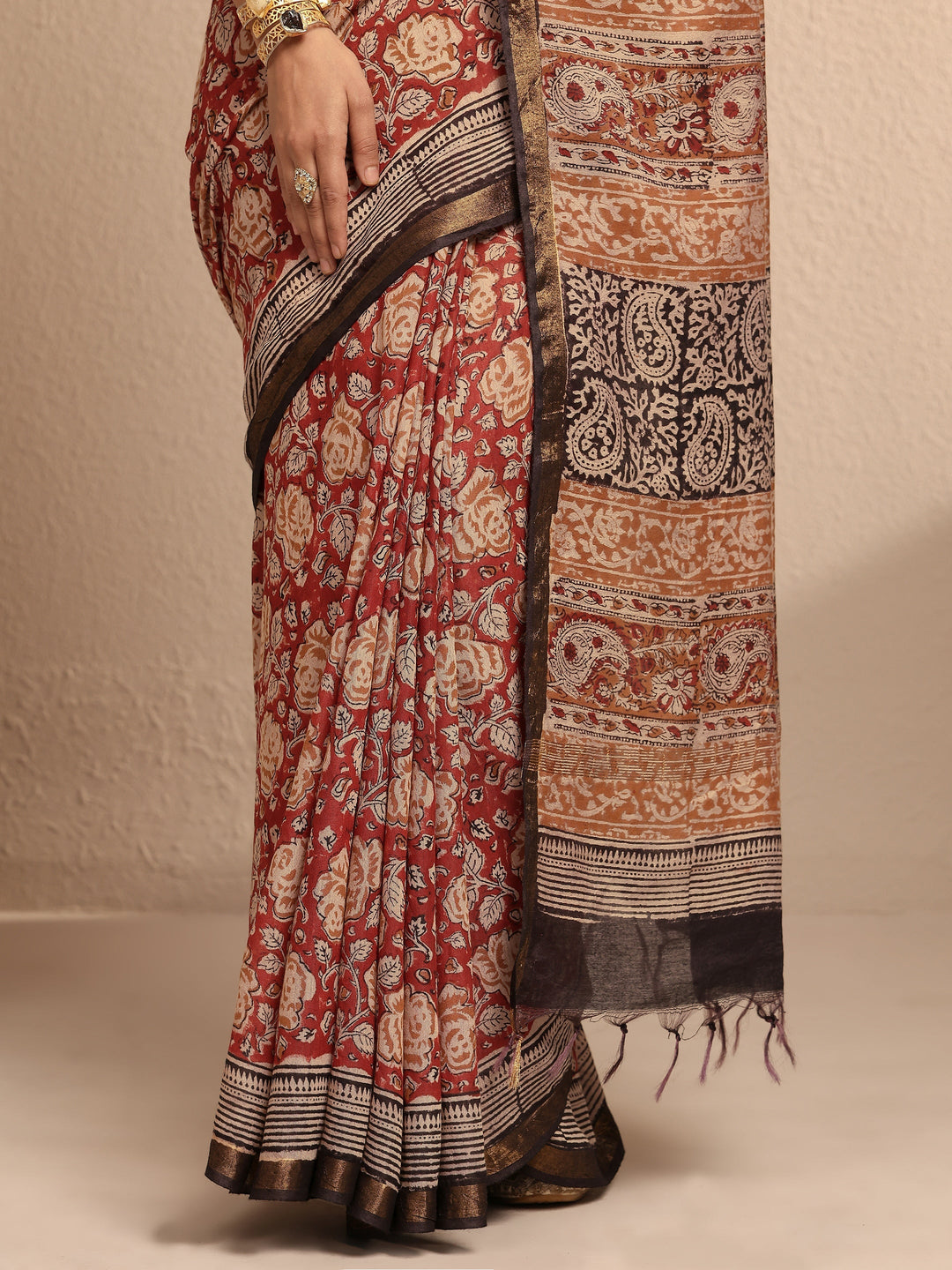 Red Printed Cotton Saree With Unstitched Blouse Piece