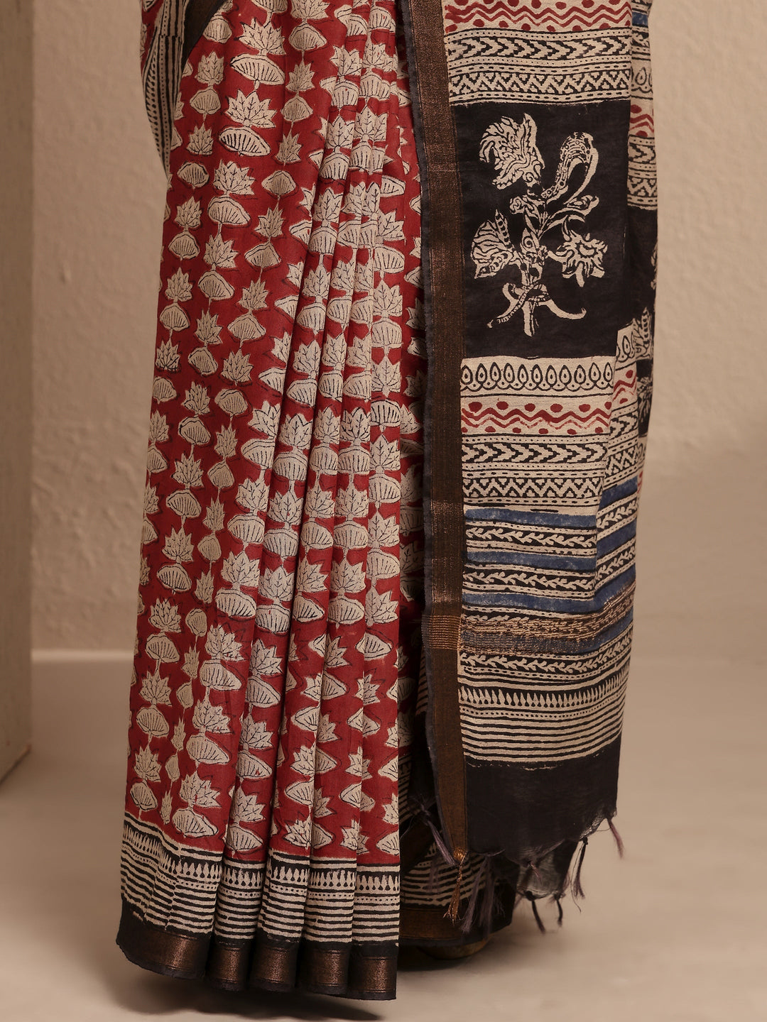 Red Printed Cotton Saree With Unstitched Blouse Piece