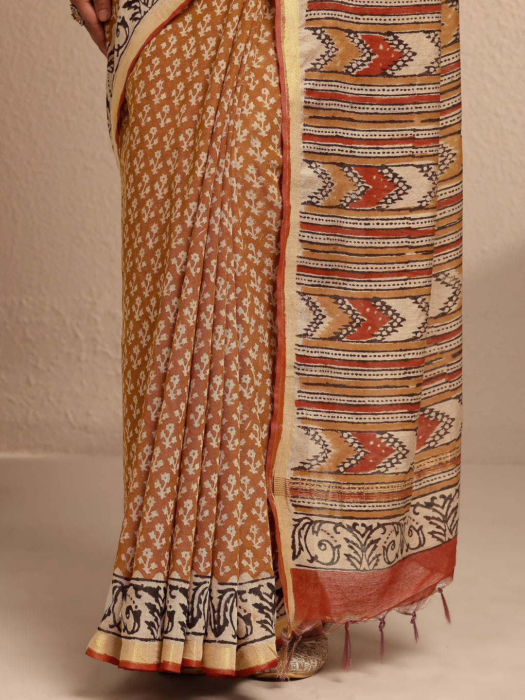 Mustard Printed Cotton Saree With Unstitched Blouse Piece