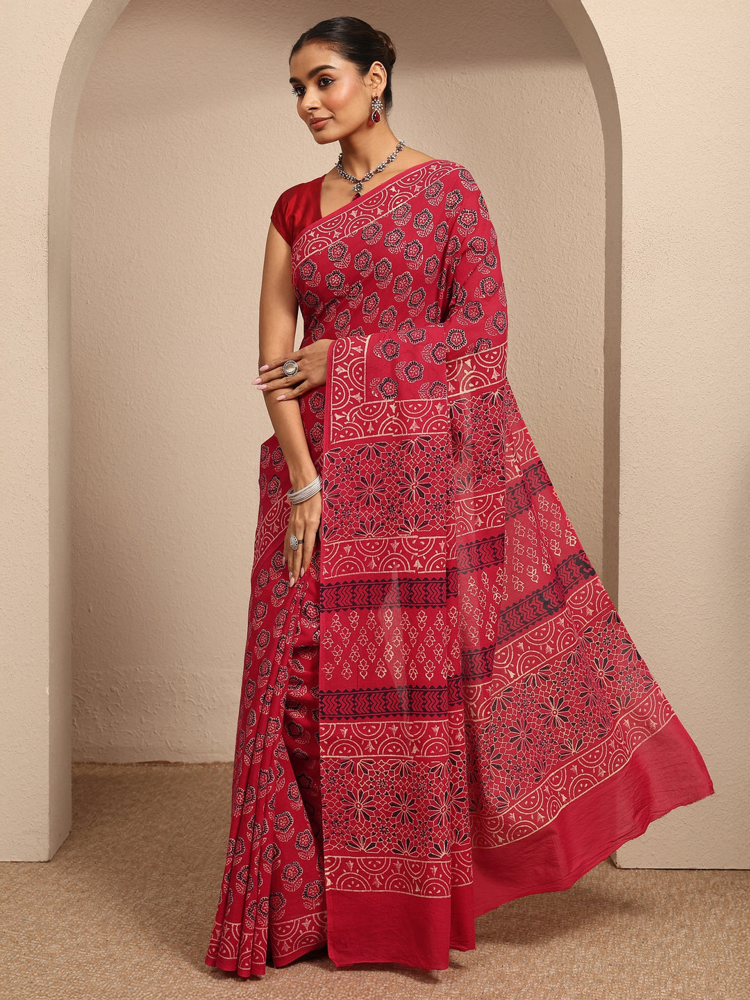 Red Printed Cotton Saree With Unstitched Blouse Piece