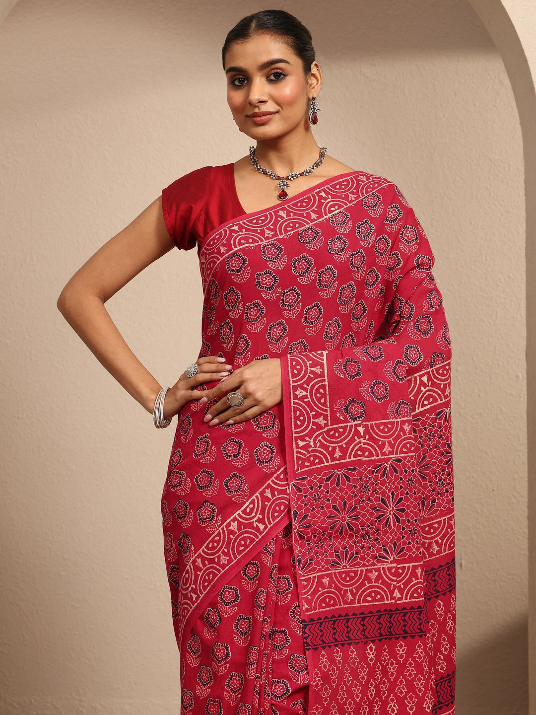Red Printed Cotton Saree With Unstitched Blouse Piece