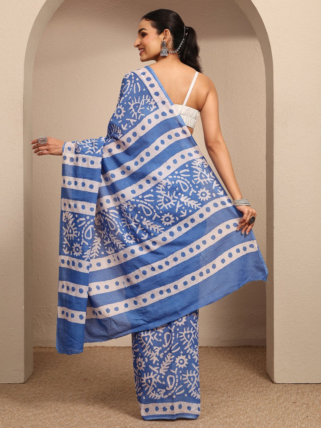 Blue Printed Cotton Saree With Unstitched Blouse Piece