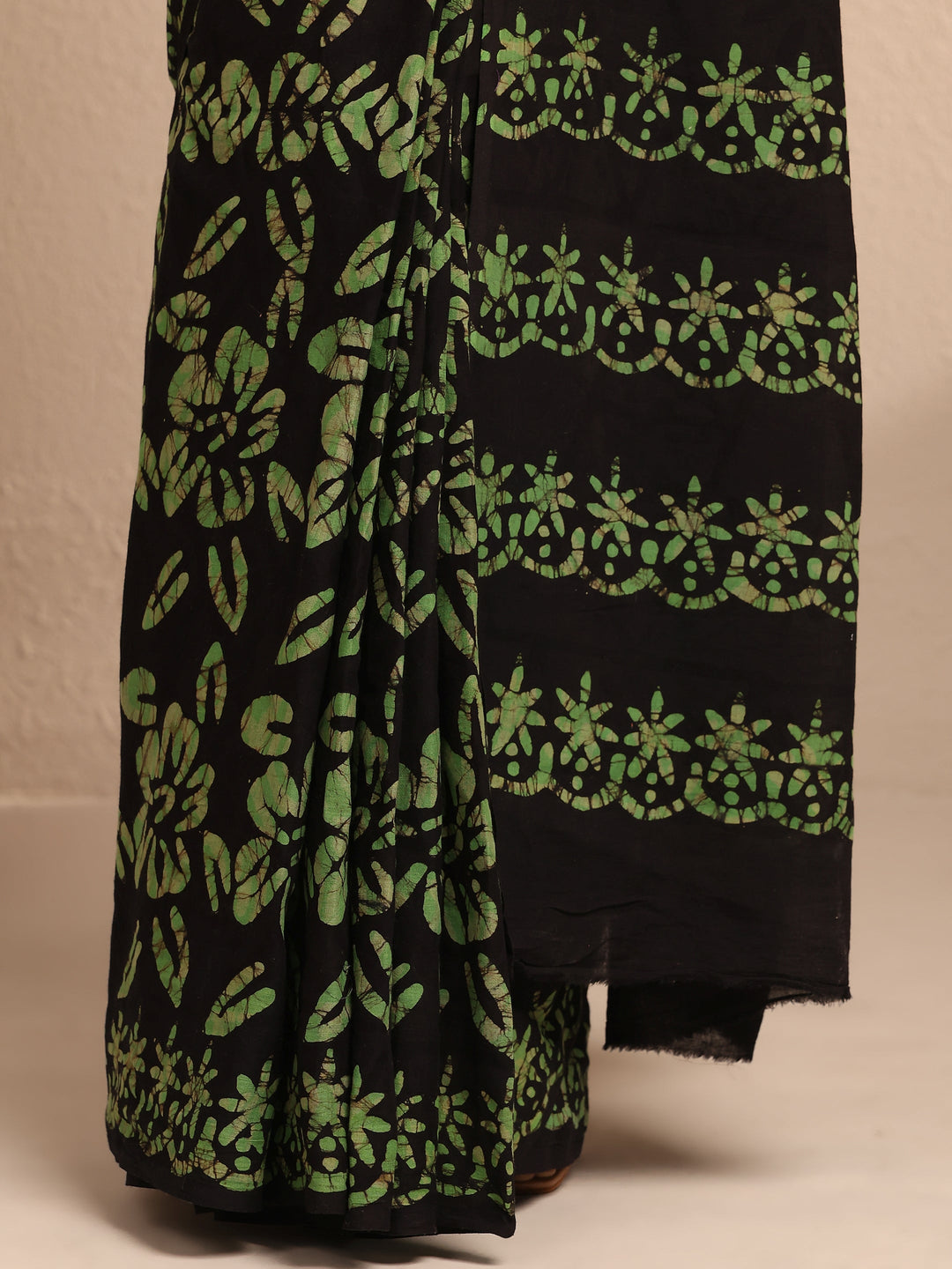 Black Printed Cotton Saree With Unstitched Blouse Piece