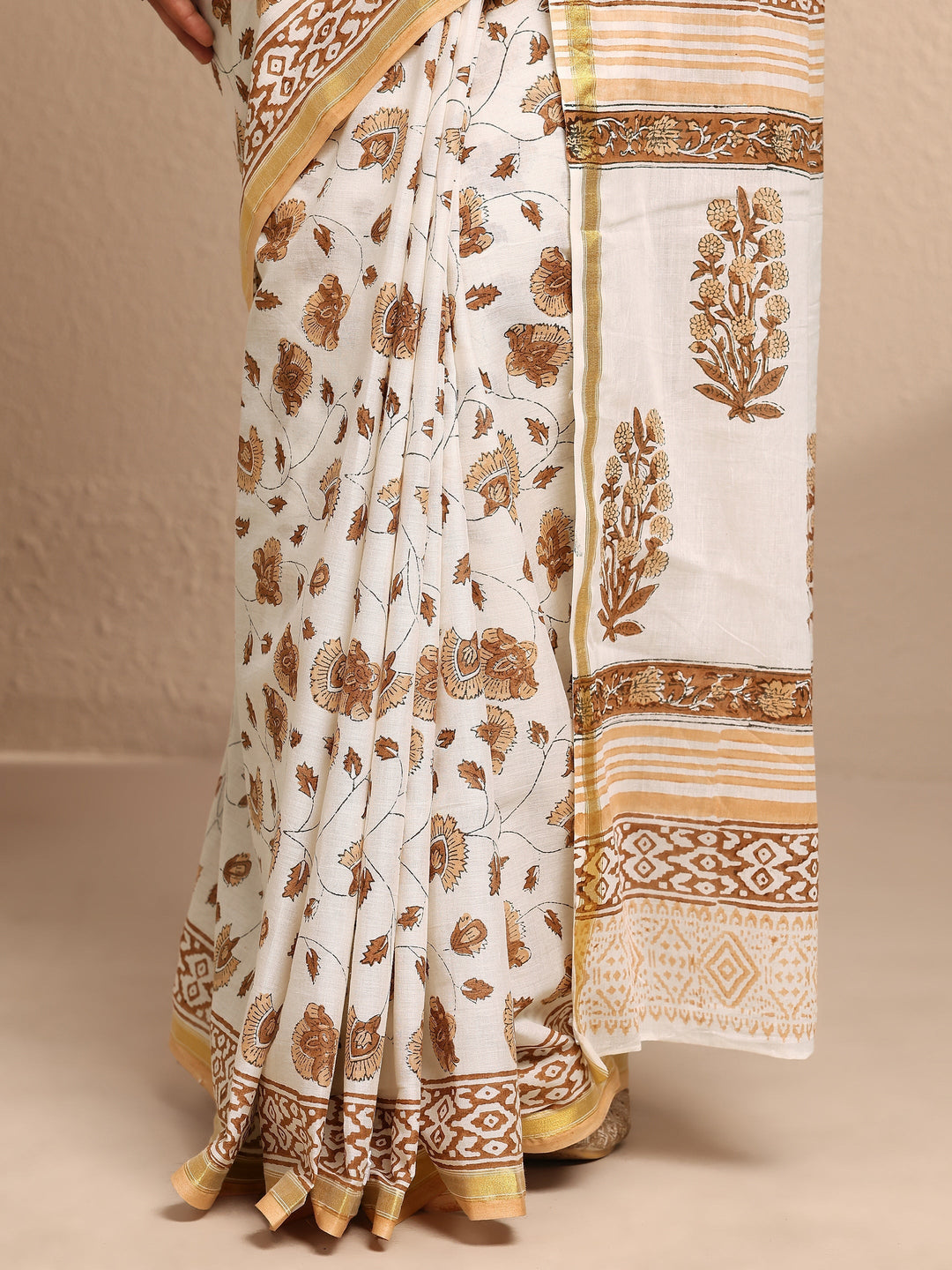 White Printed Cotton Saree With Unstitched Blouse Piece
