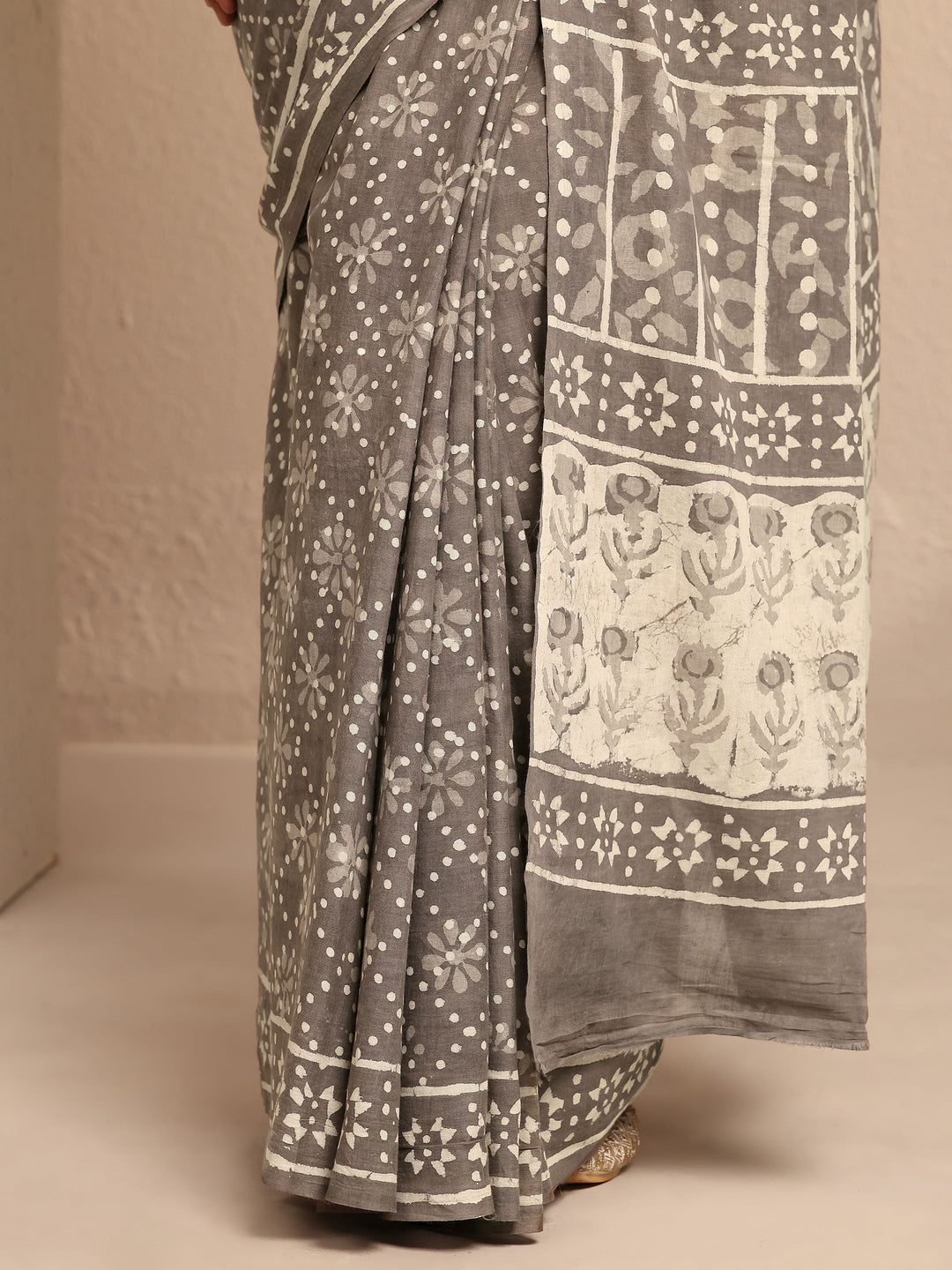 Grey Abstract Printed Cotton Saree With Unstitched Blouse Piece