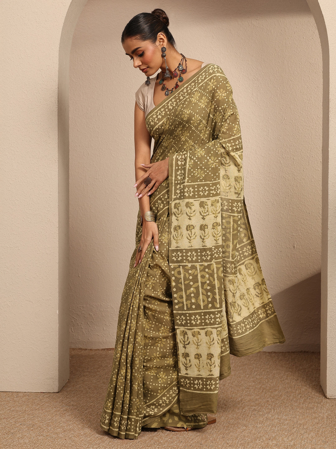 Green Printed Cotton Saree With Unstitched Blouse Piece