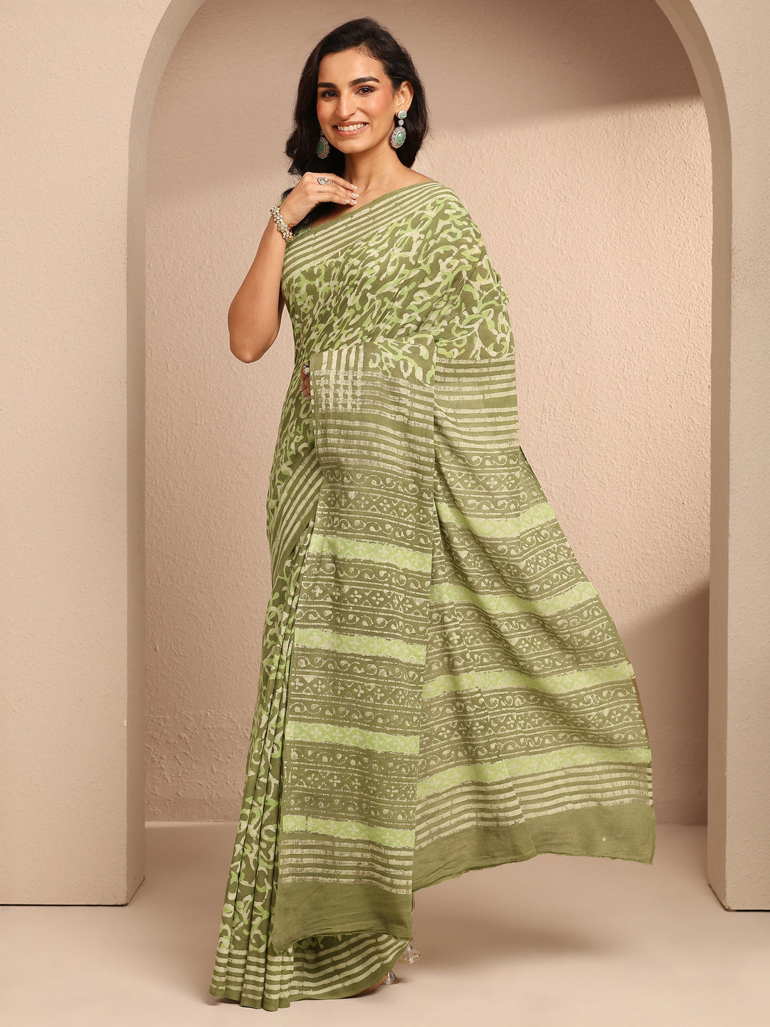 Green Abstract Printed Cotton Saree With Unstitched Blouse Piece
