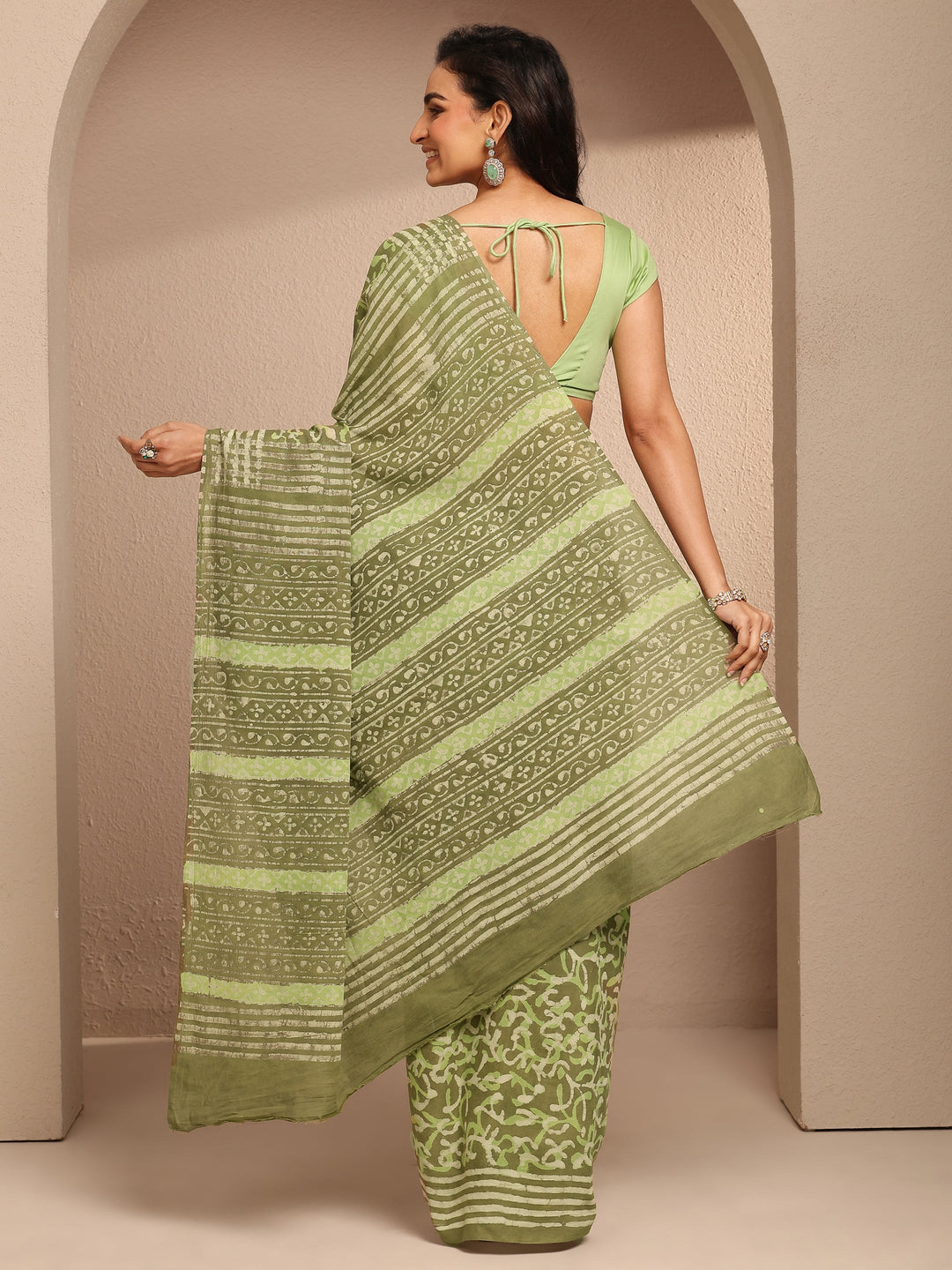 Green Abstract Printed Cotton Saree With Unstitched Blouse Piece
