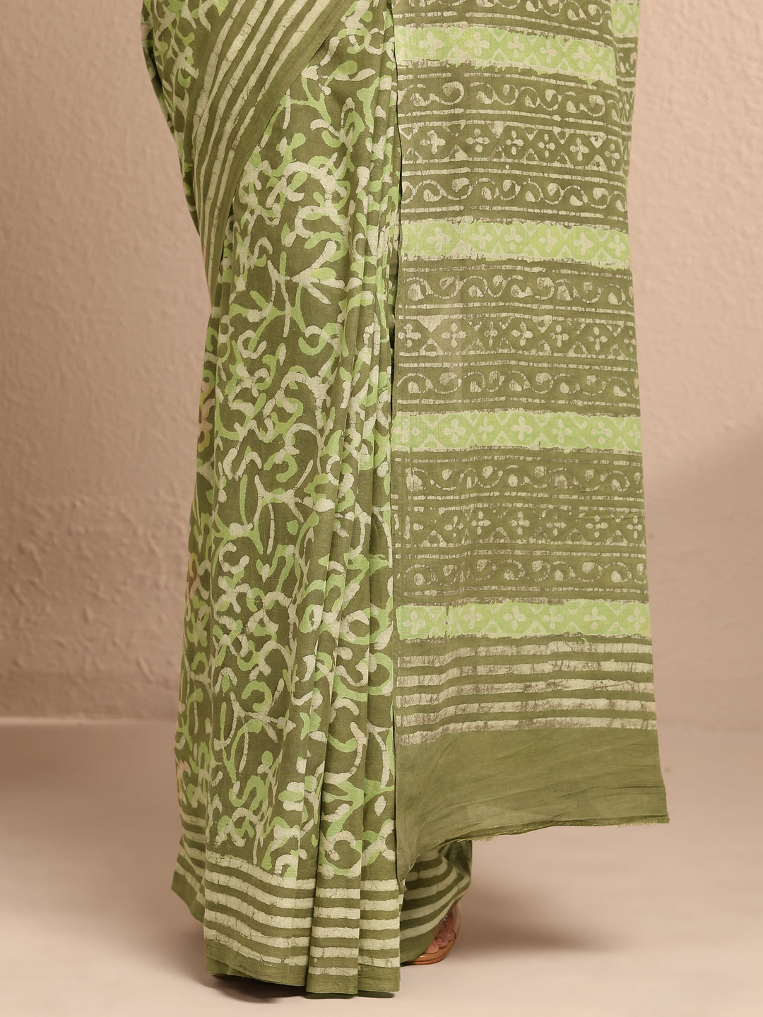 Green Abstract Printed Cotton Saree With Unstitched Blouse Piece