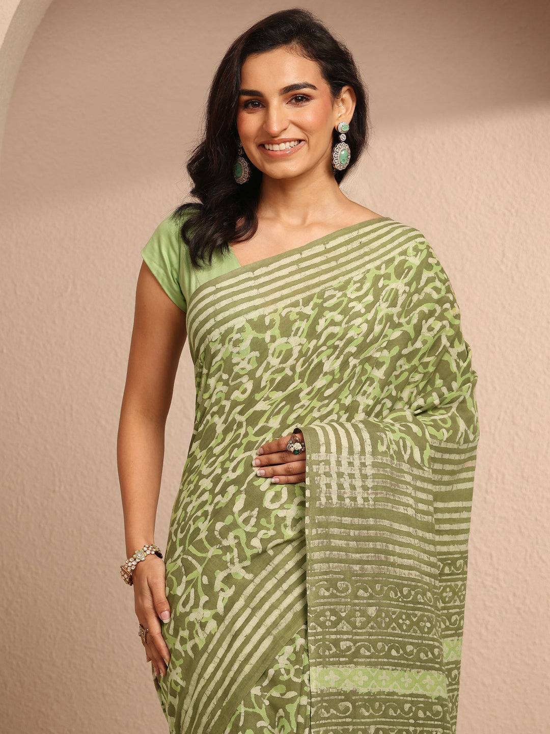 Green Abstract Printed Cotton Saree With Unstitched Blouse Piece