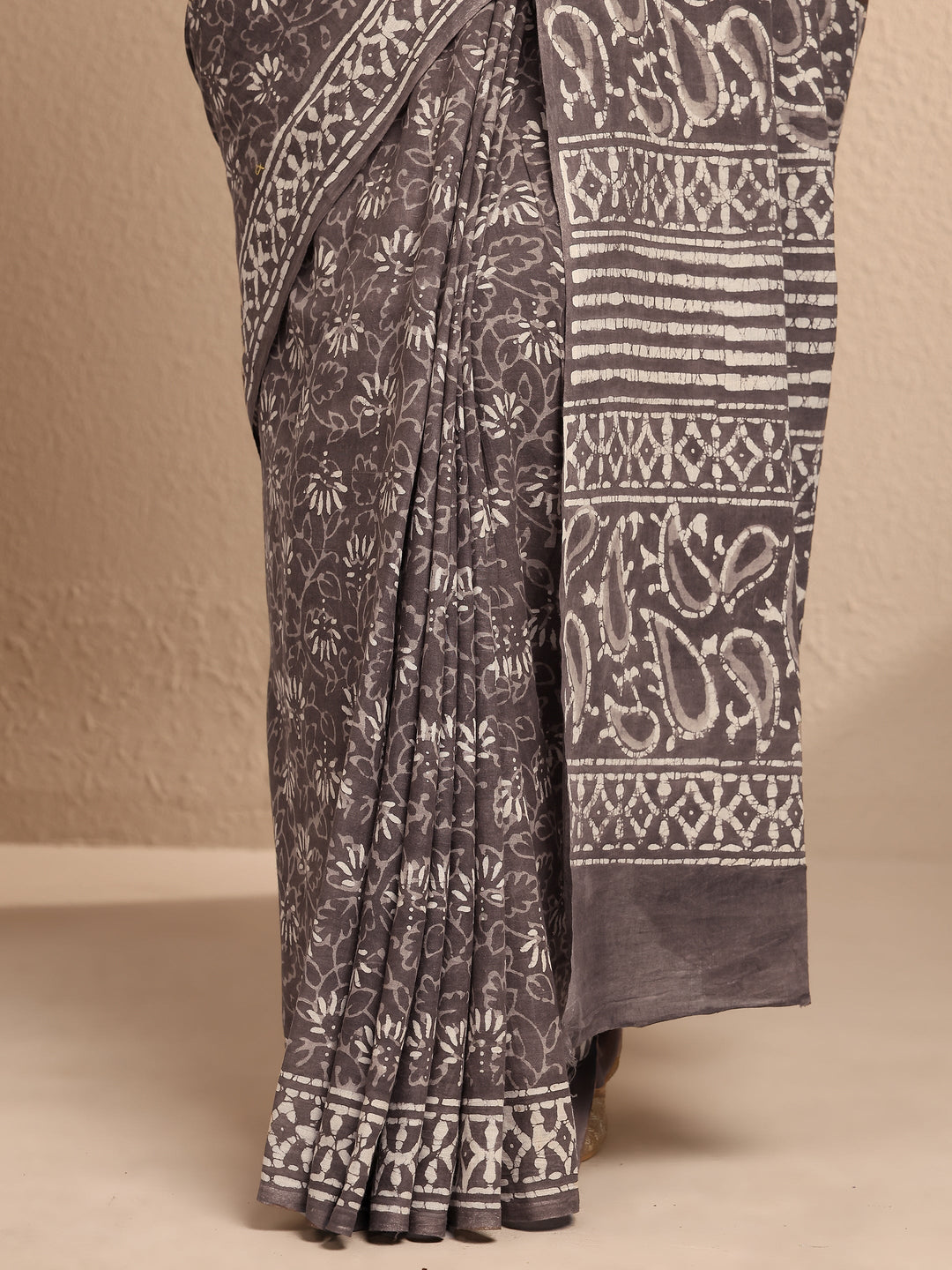 Grey Printed Cotton Saree With Unstitched Blouse Piece