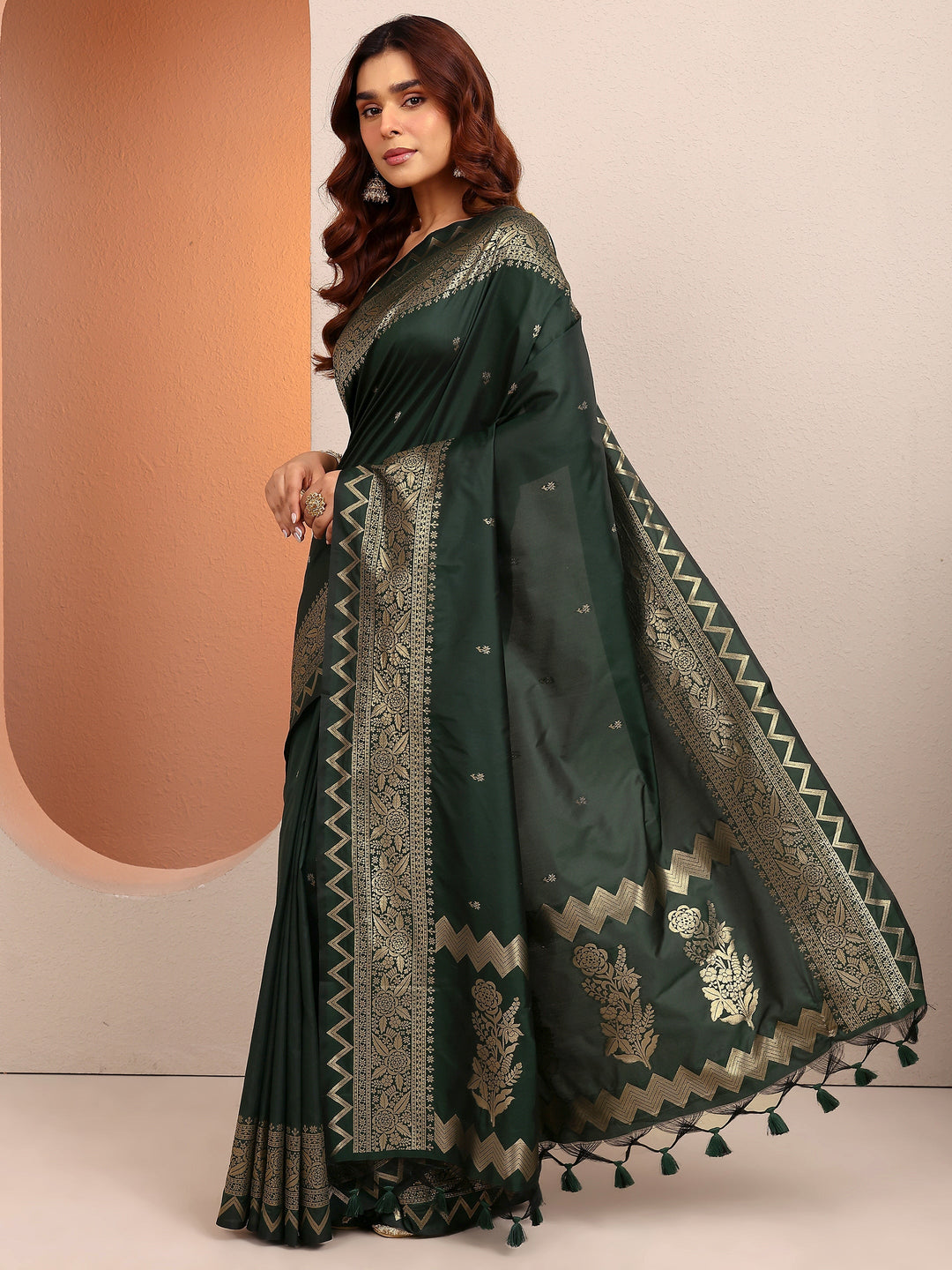Green Woven Design Banarsi Silk Blend Saree With Unstitched Blouse Piece