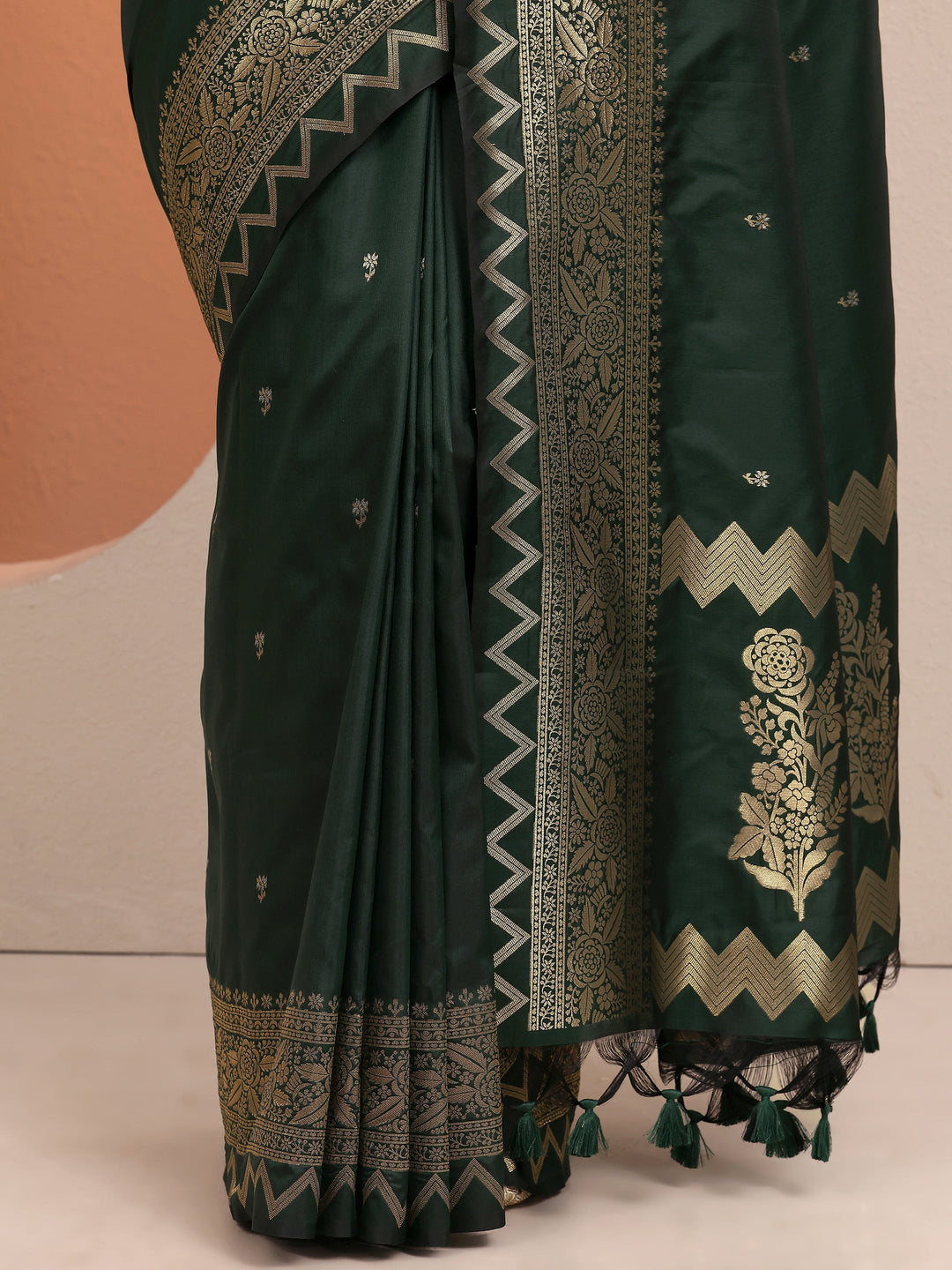 Green Woven Design Banarsi Silk Blend Saree With Unstitched Blouse Piece