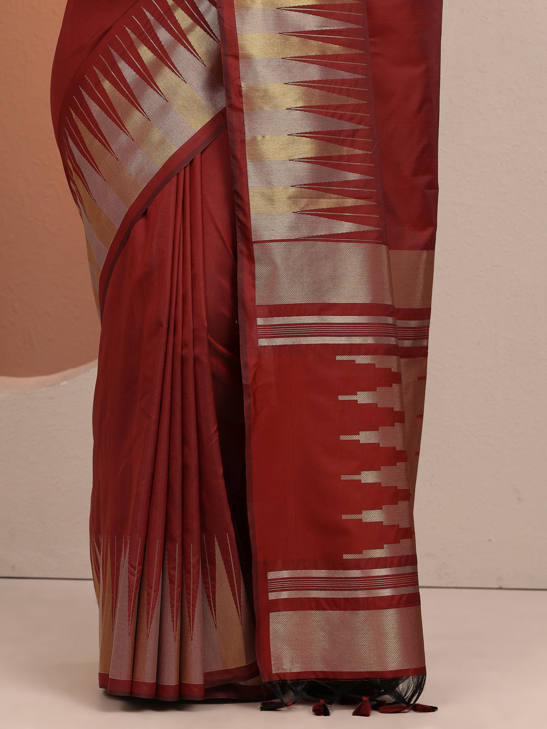 Red Solid Silk Blend Saree With Unstitched Blouse Piece