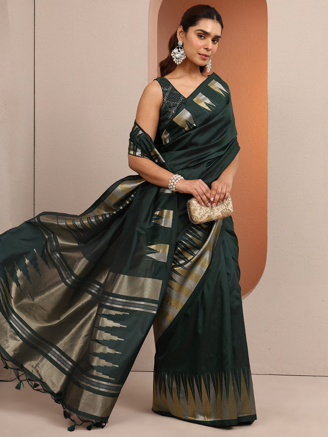 Green Woven Design Banarsi Silk Blend Saree With Unstitched Blouse Piece