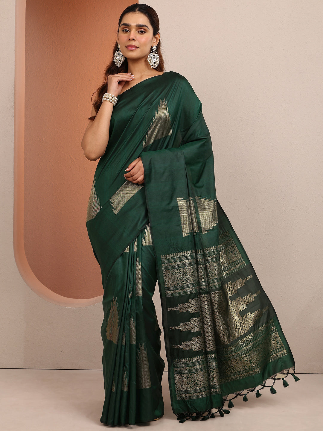 Green Solid Silk Blend Saree With Unstitched Blouse Piece
