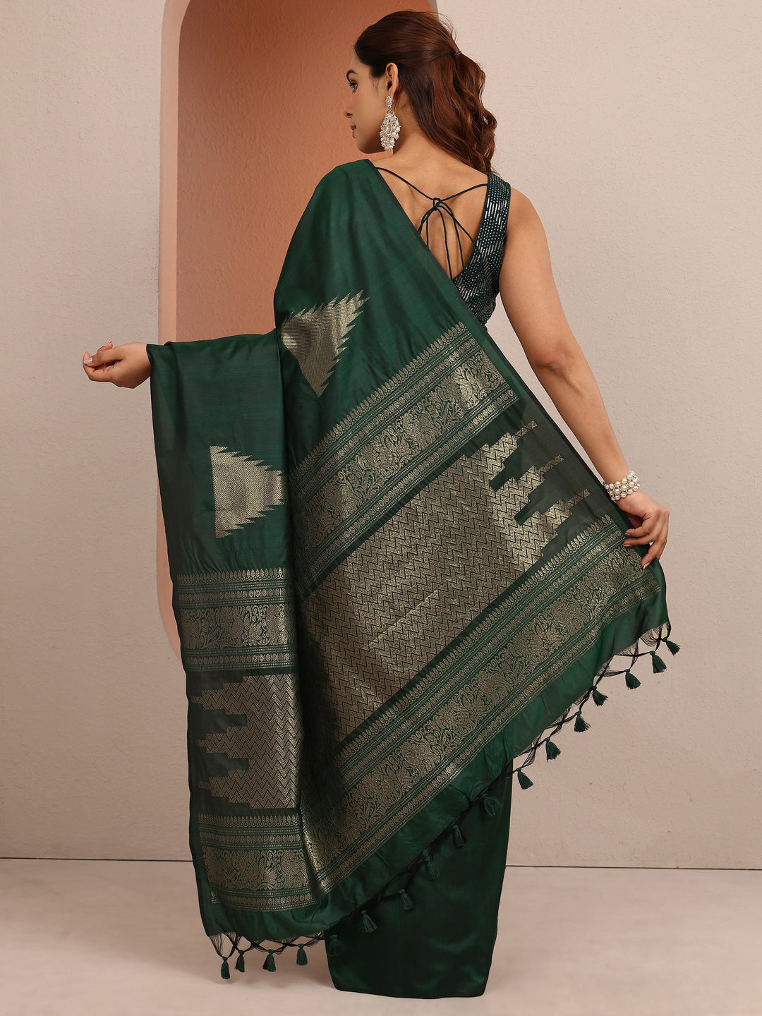 Green Solid Silk Blend Saree With Unstitched Blouse Piece