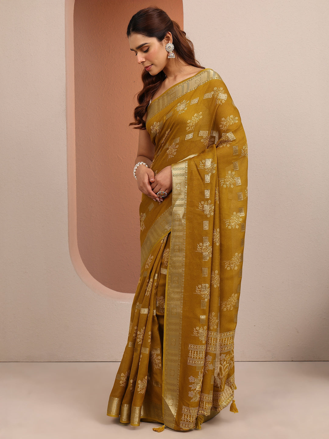 Mustard Printed Silk Blend Saree With Unstitched Blouse Piece