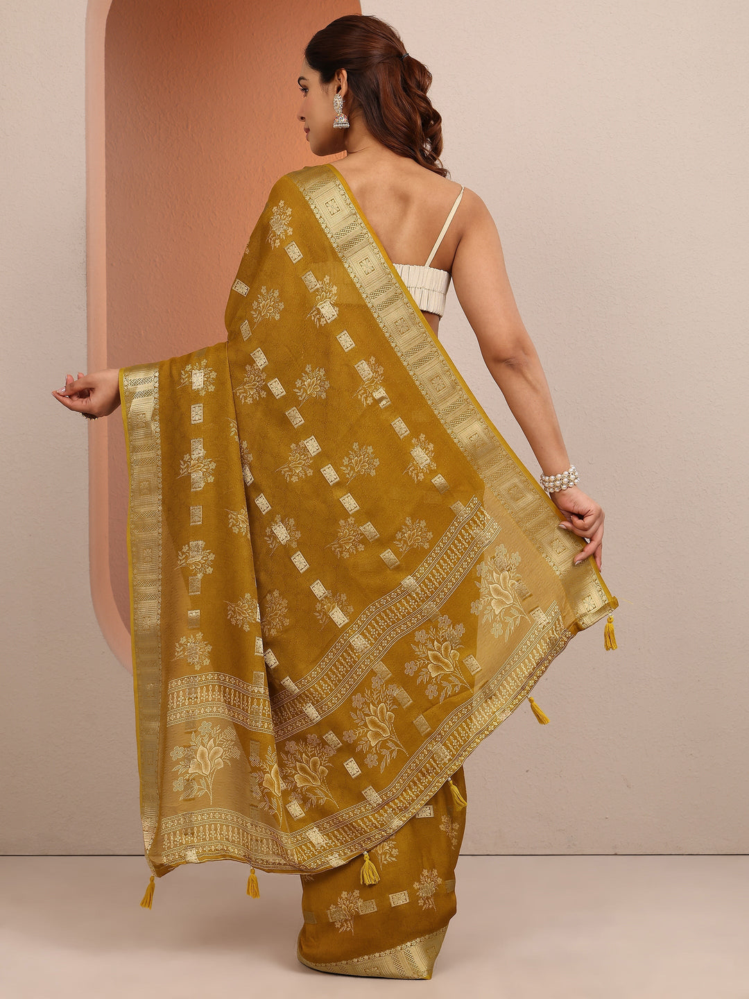 Mustard Printed Silk Blend Saree With Unstitched Blouse Piece