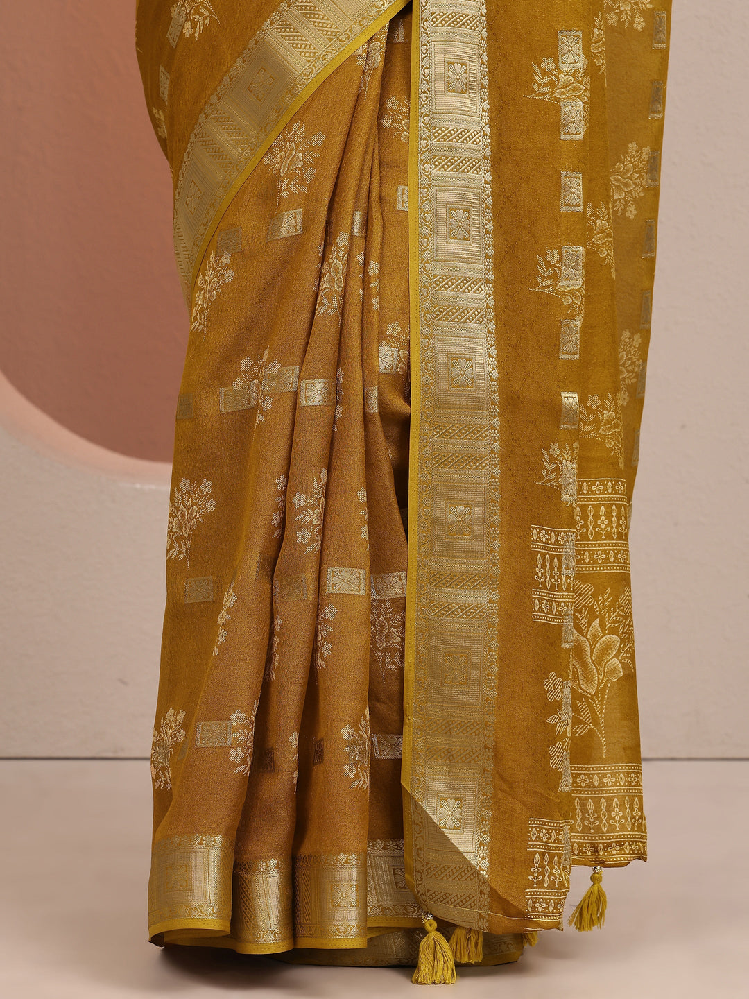 Mustard Printed Silk Blend Saree With Unstitched Blouse Piece