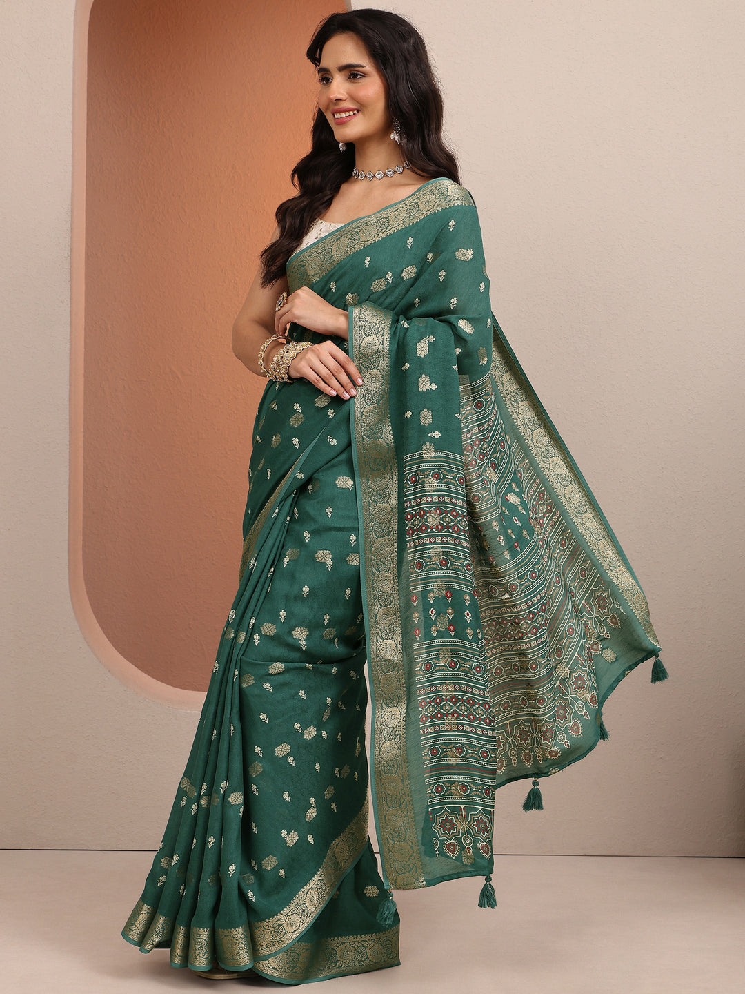 Green Printed Silk Blend Saree With Unstitched Blouse Piece