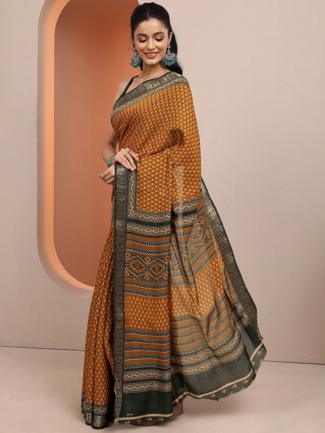 Mustard Printed Silk Blend Saree With Unstitched Blouse Piece