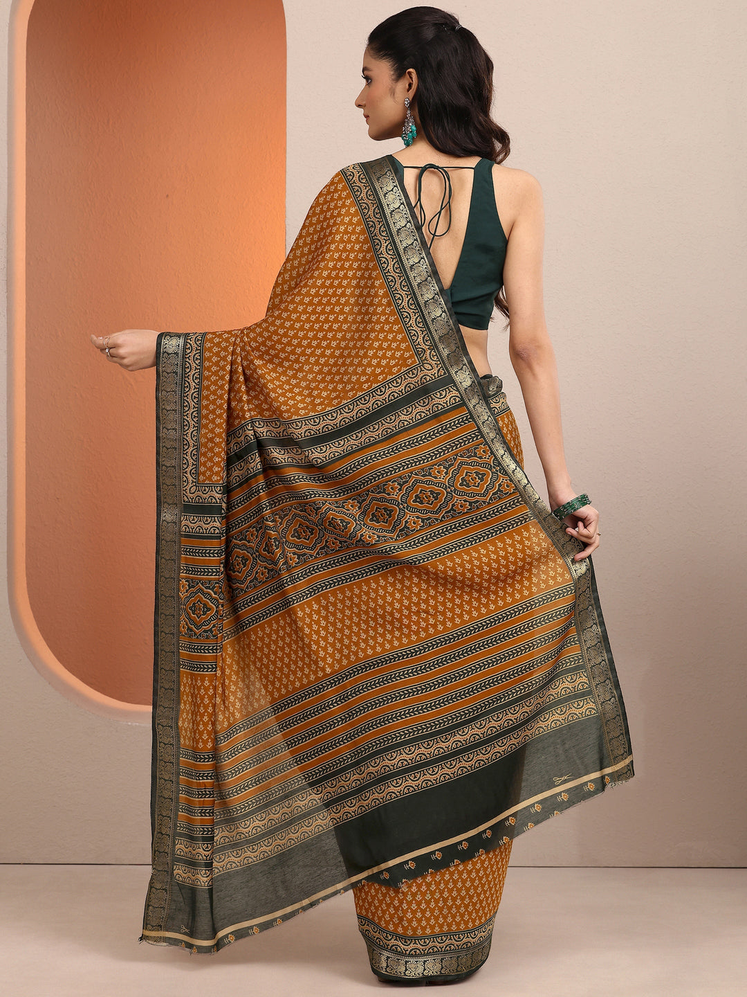 Mustard Printed Silk Blend Saree With Unstitched Blouse Piece
