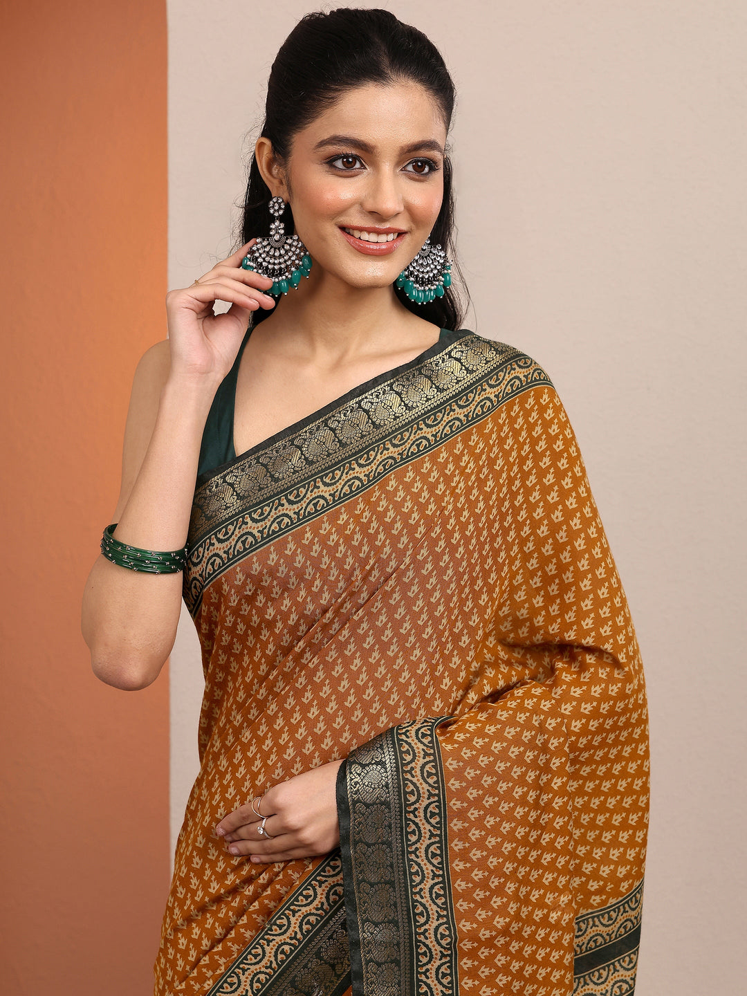 Mustard Printed Silk Blend Saree With Unstitched Blouse Piece