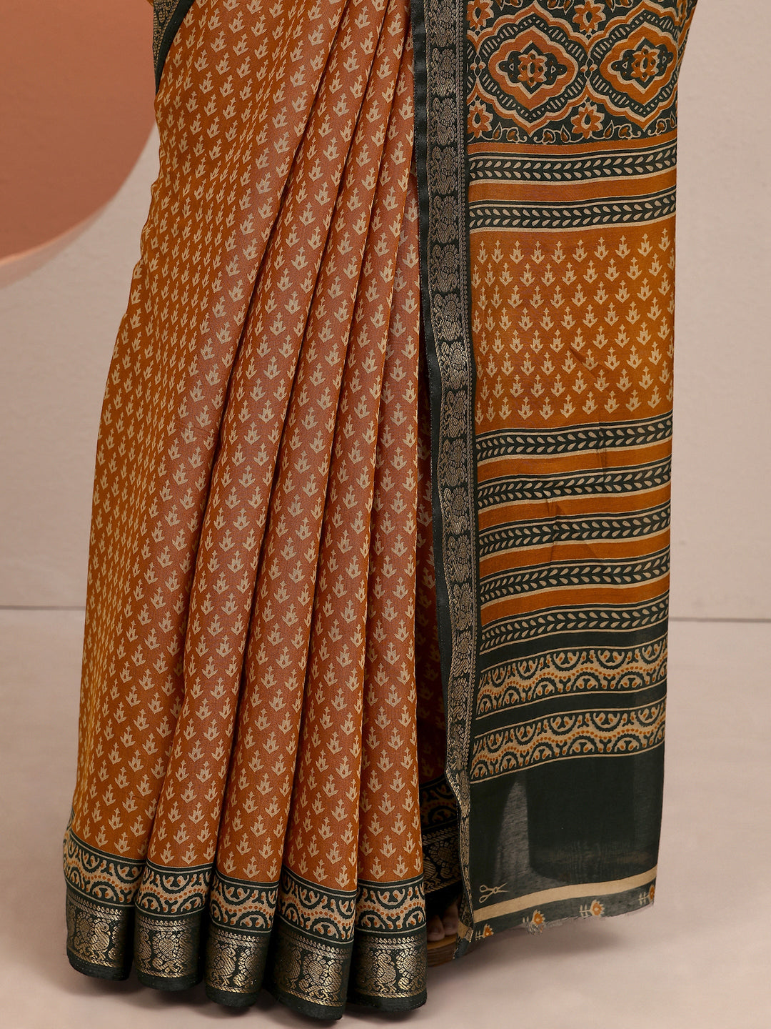 Mustard Printed Silk Blend Saree With Unstitched Blouse Piece