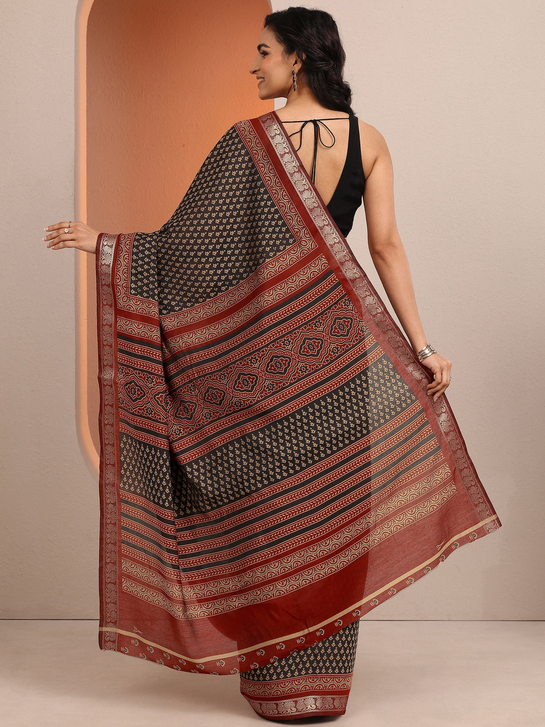 Black Printed Silk Blend Saree With Unstitched Blouse Piece