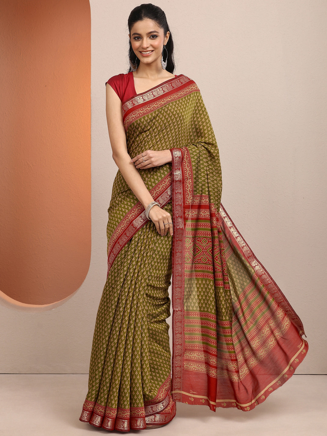 Olive Printed Silk Blend Saree With Unstitched Blouse Piece