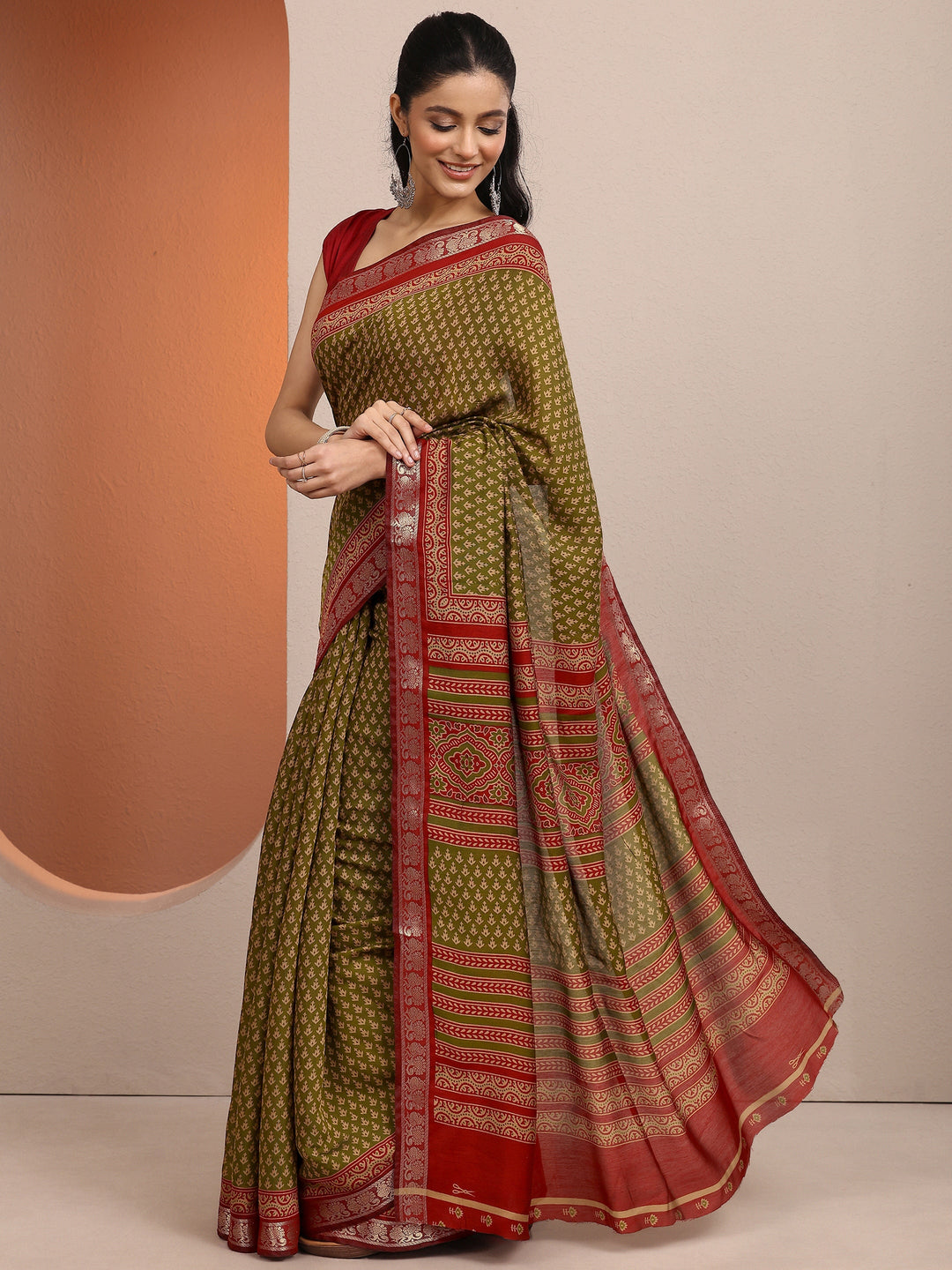 Olive Printed Silk Blend Saree With Unstitched Blouse Piece